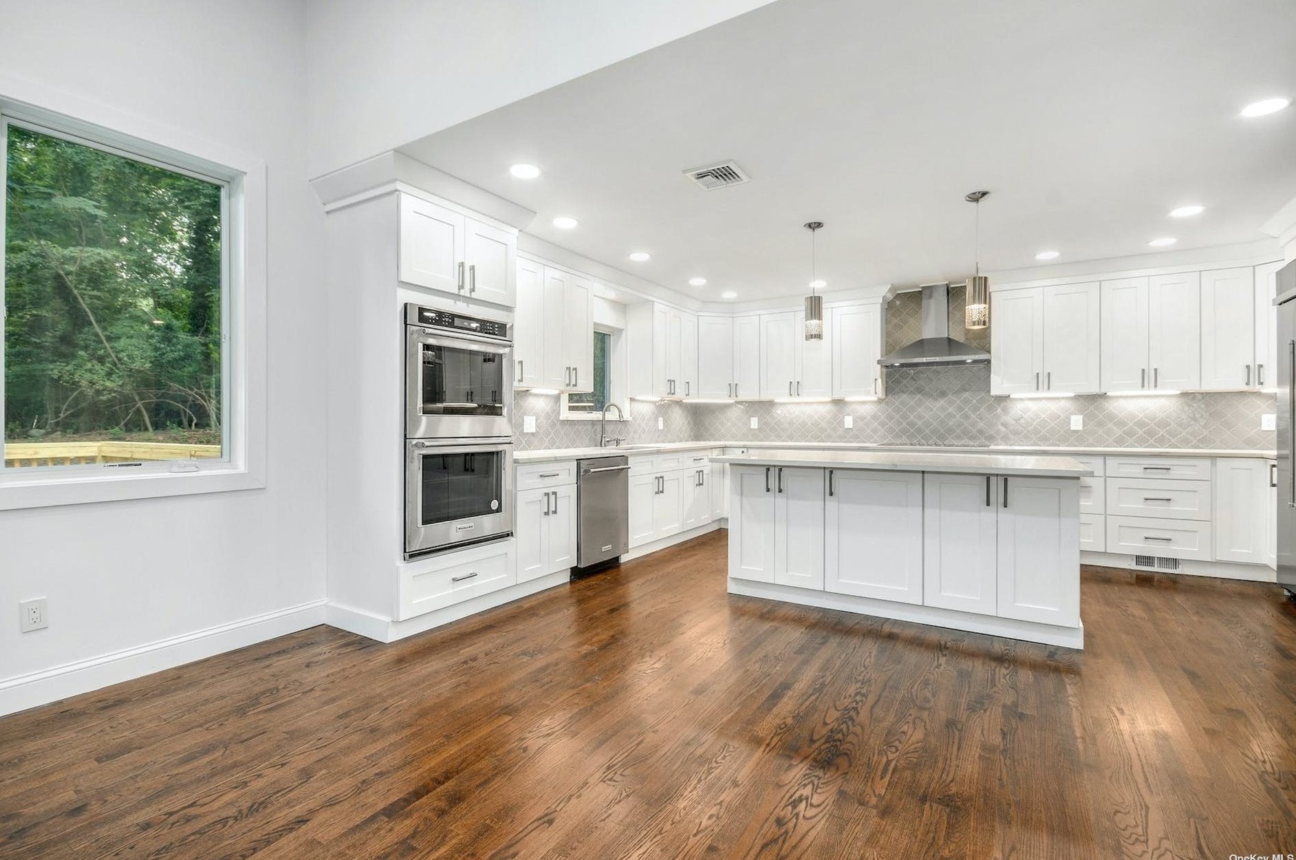 5 Evans Ln, Strongs Neck NY  exterior