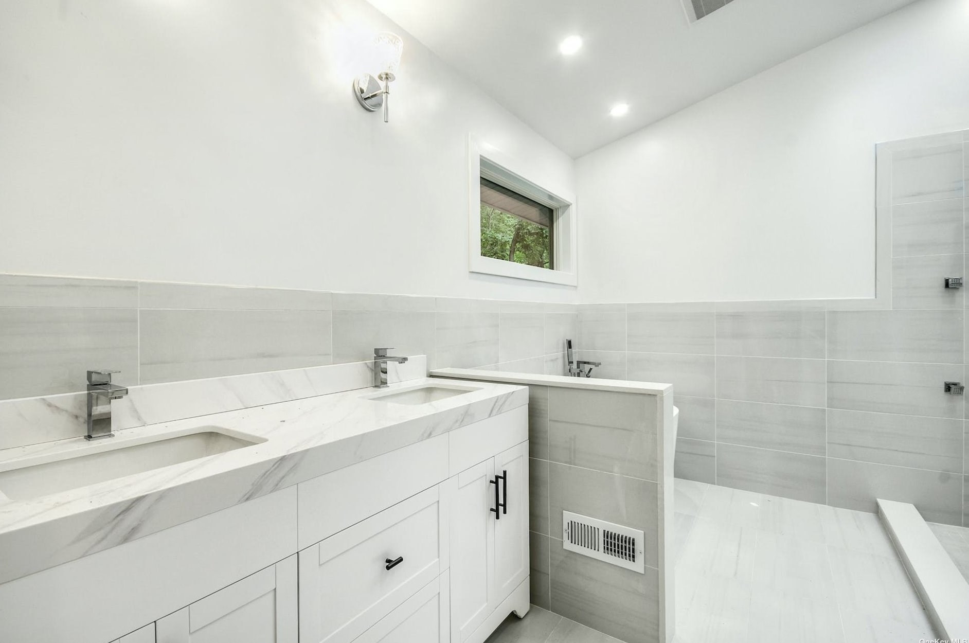 5 Evans Ln, Strongs Neck NY  exterior