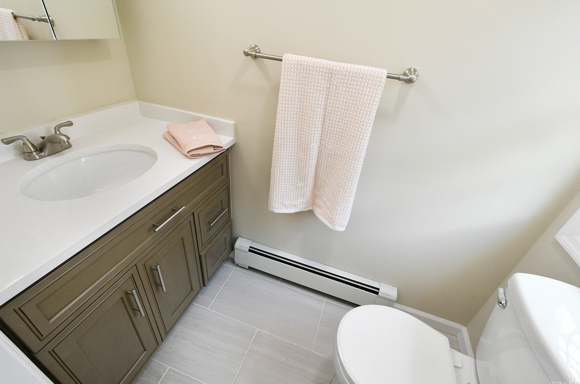 65 Cannon Ct, Hunt NY 11743-2811 exterior