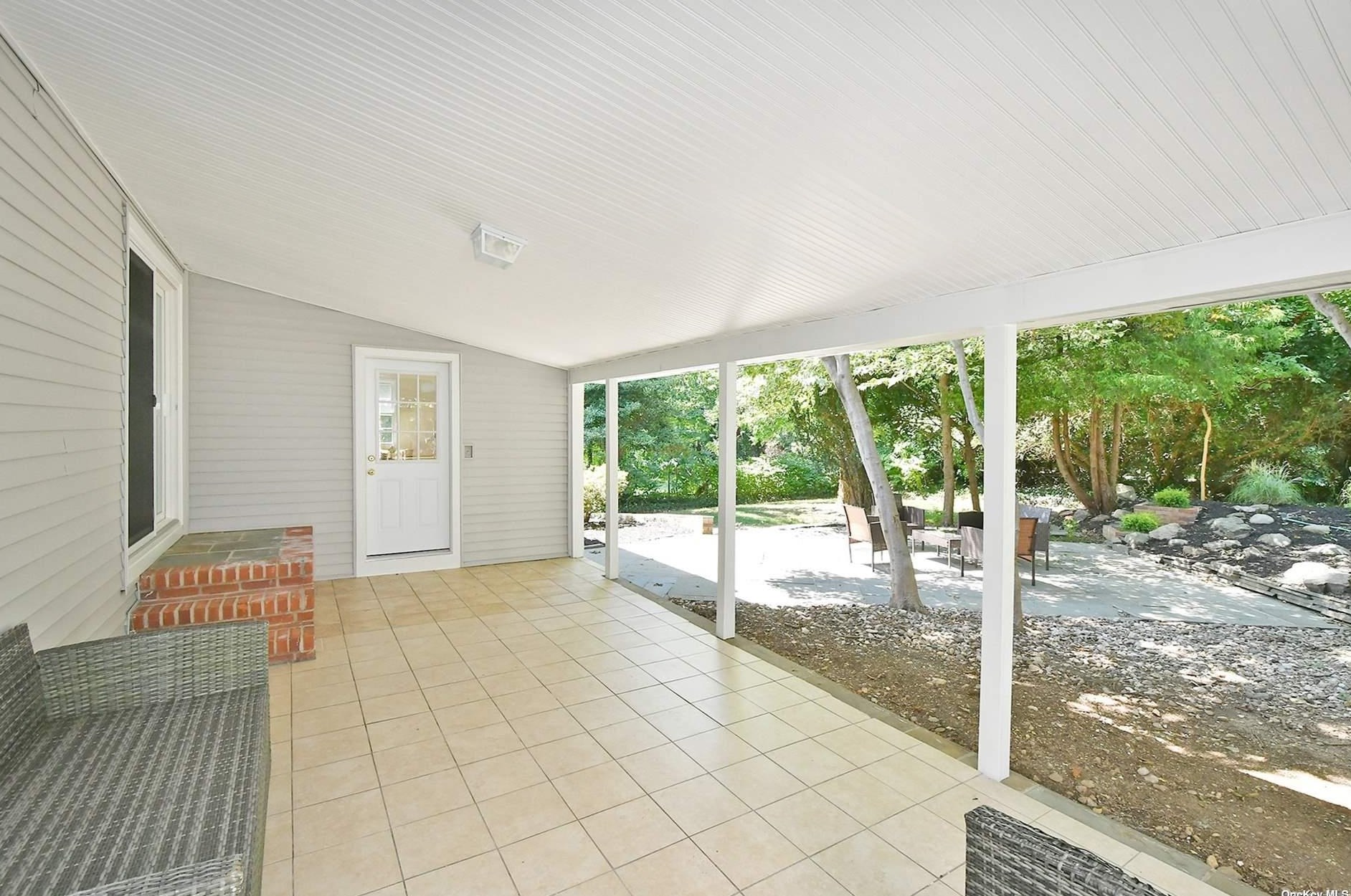 65 Cannon Ct, Hunt NY 11743-2811 exterior