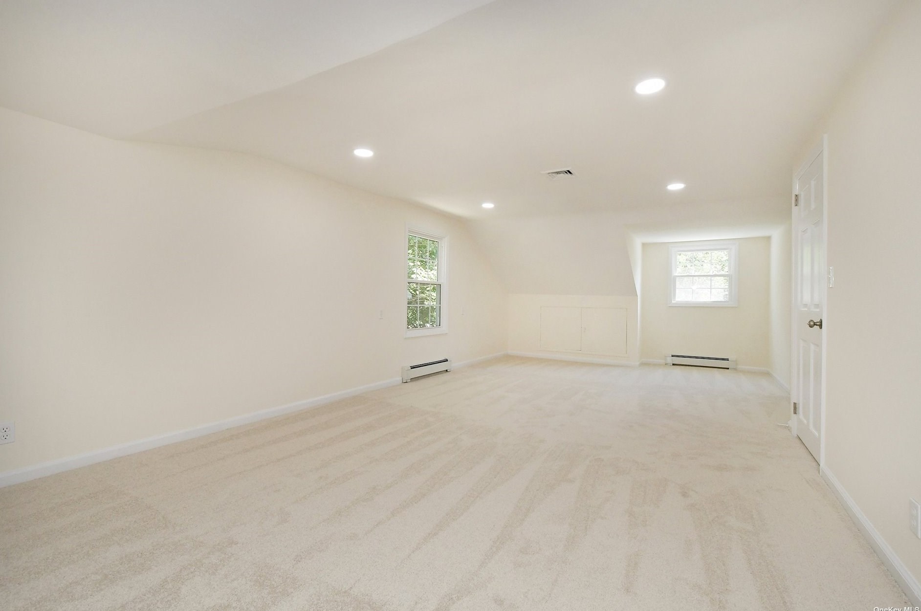 65 Cannon Ct, Hunt NY 11743-2811 exterior