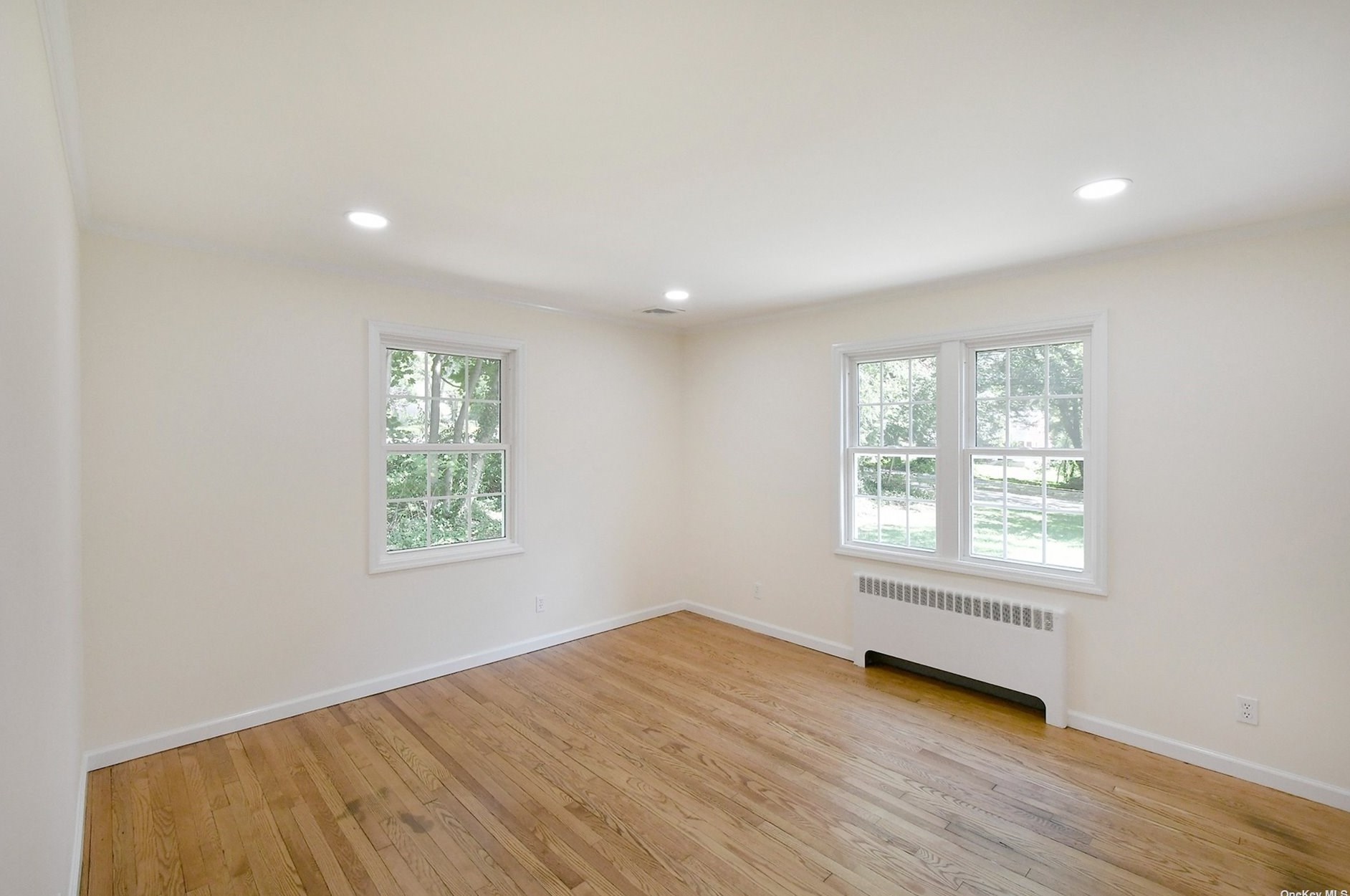 65 Cannon Ct, Hunt NY 11743-2811 exterior