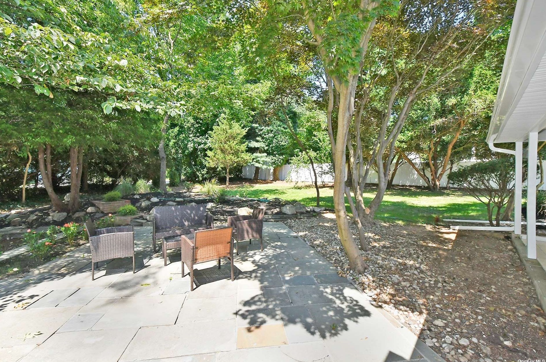 65 Cannon Ct, Hunt NY 11743-2811 exterior