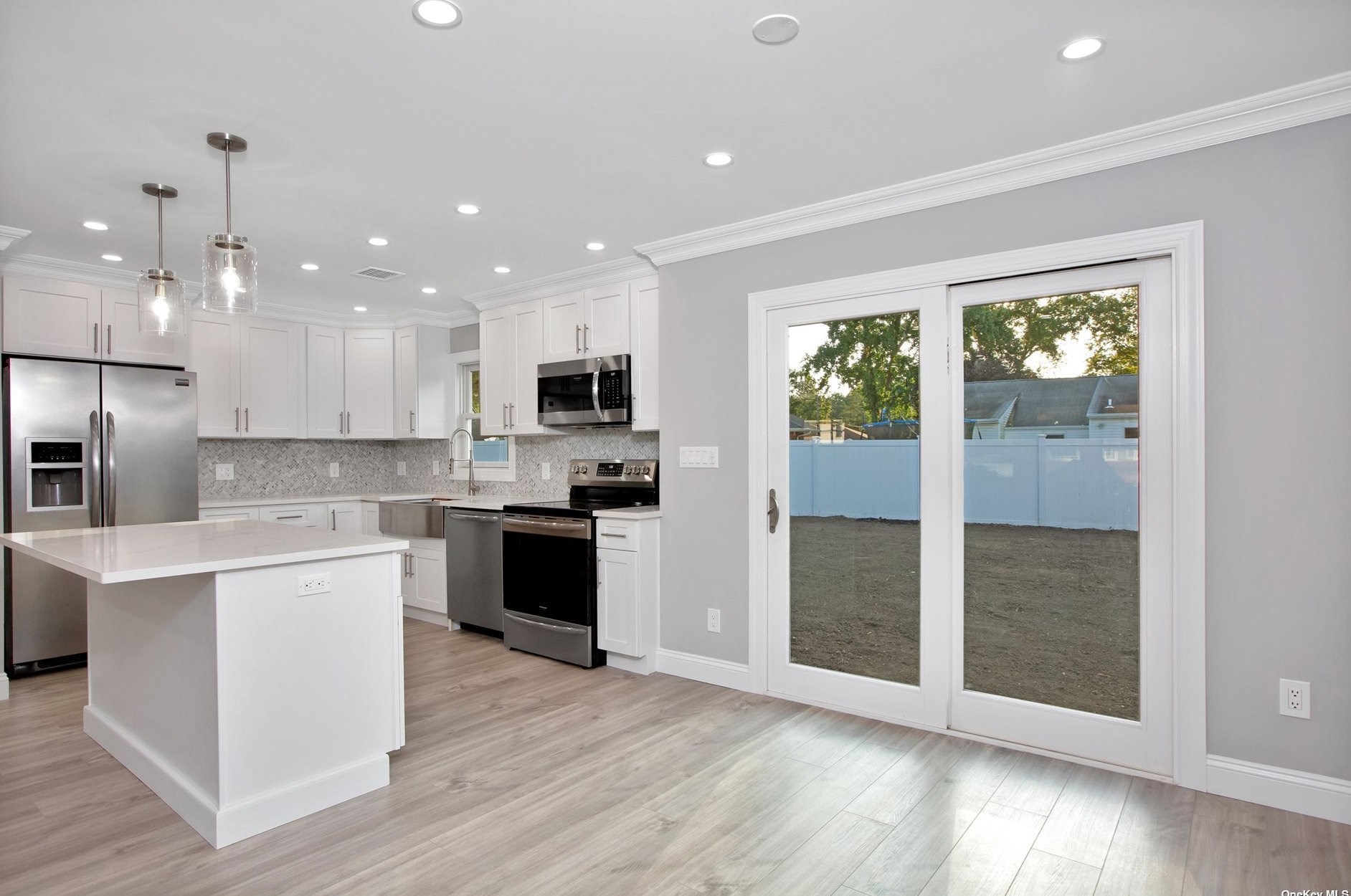 27 Larry Dr, Commack NY 11725-3327 exterior