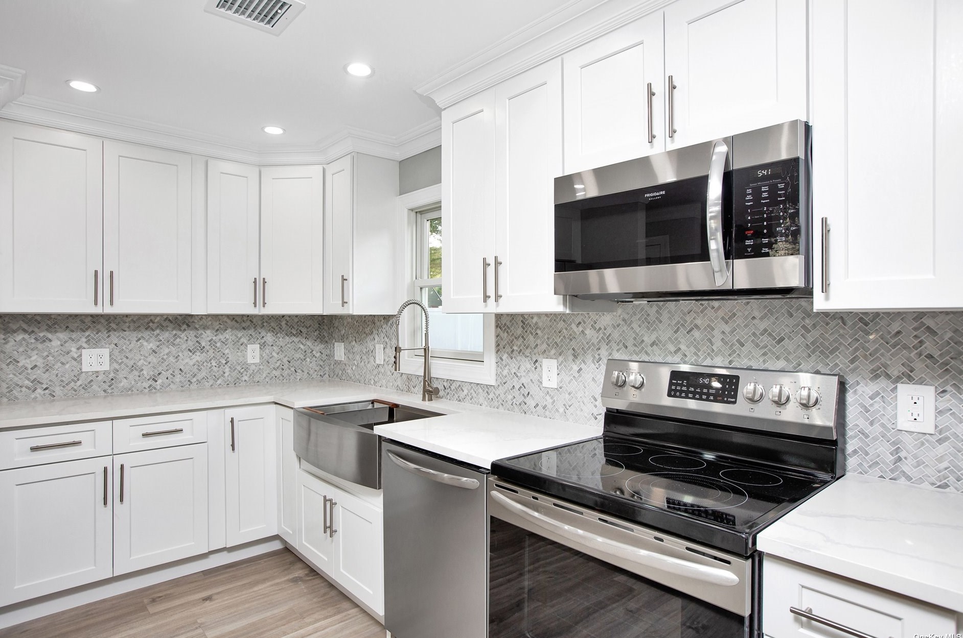 27 Larry Dr, Commack NY 11725-3327 exterior