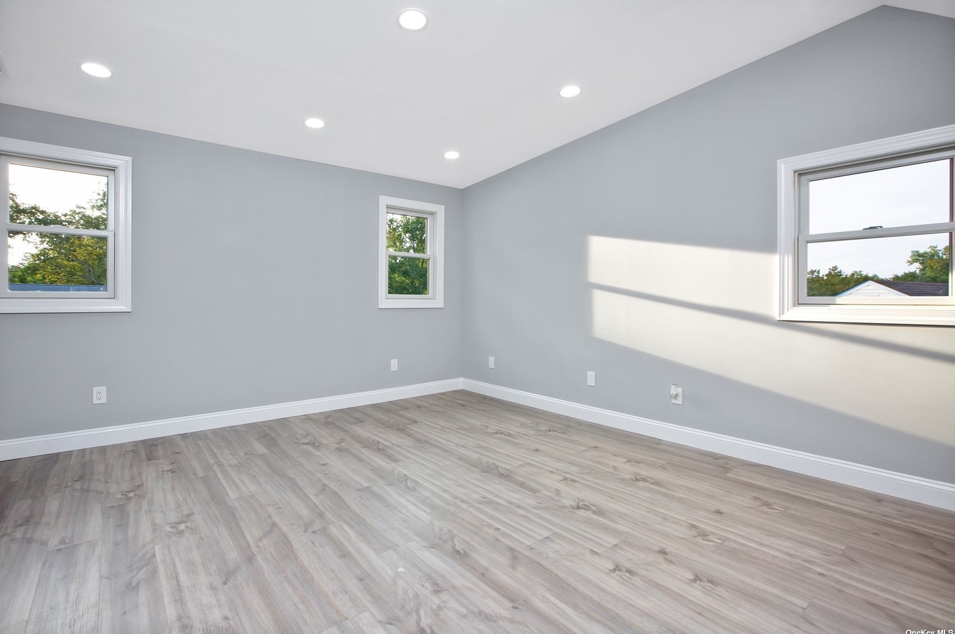 27 Larry Dr, Commack NY 11725-3327 exterior