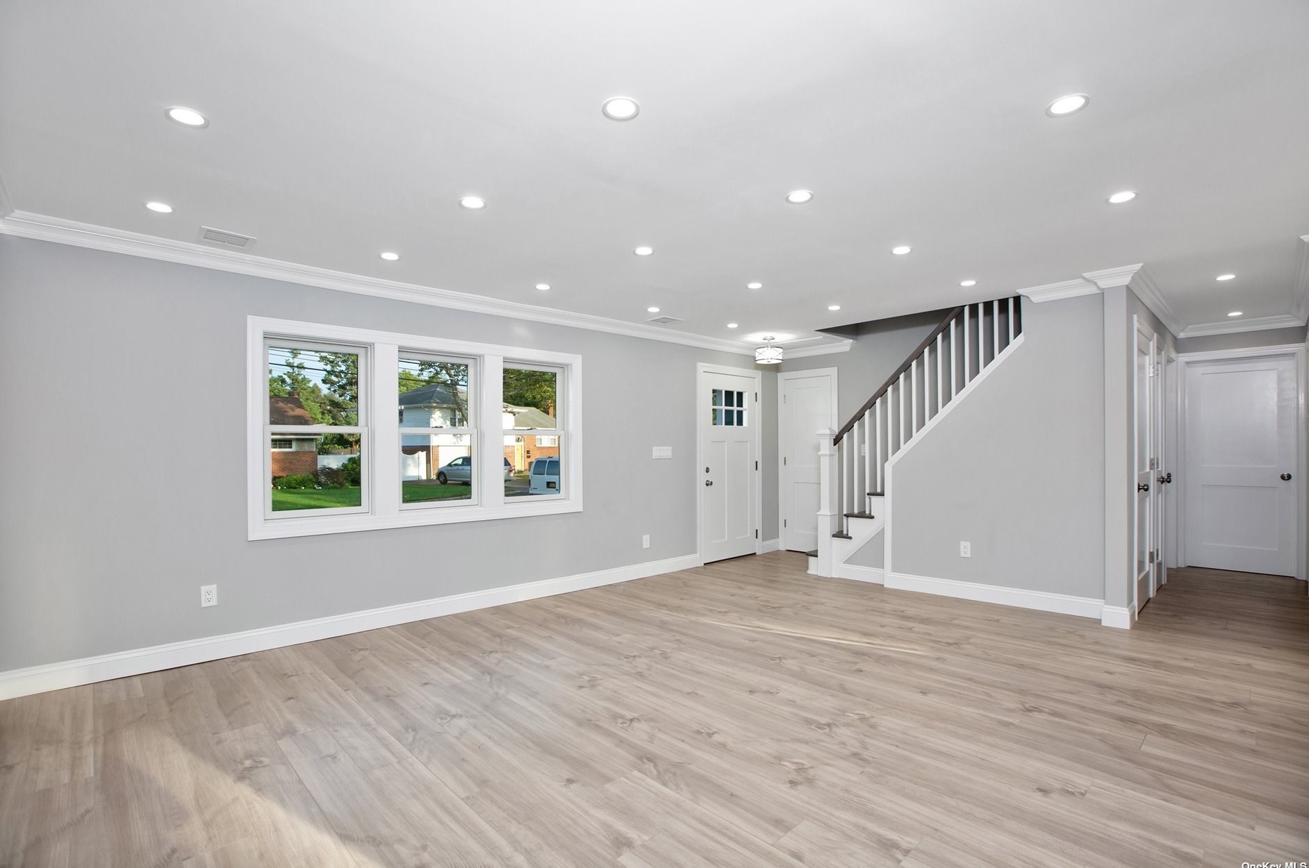 27 Larry Dr, Commack NY 11725-3327 exterior