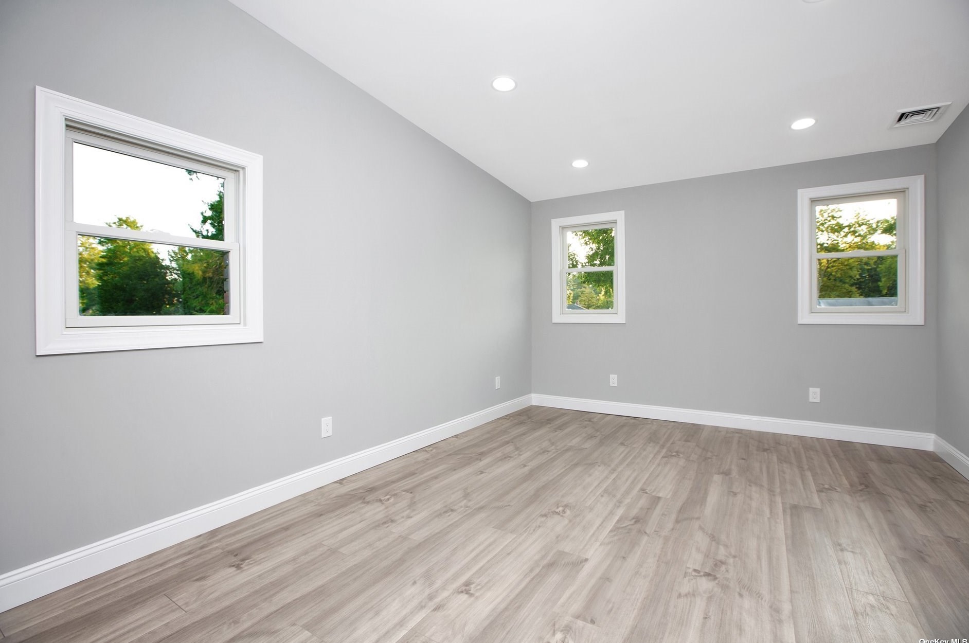 27 Larry Dr, Commack NY 11725-3327 exterior