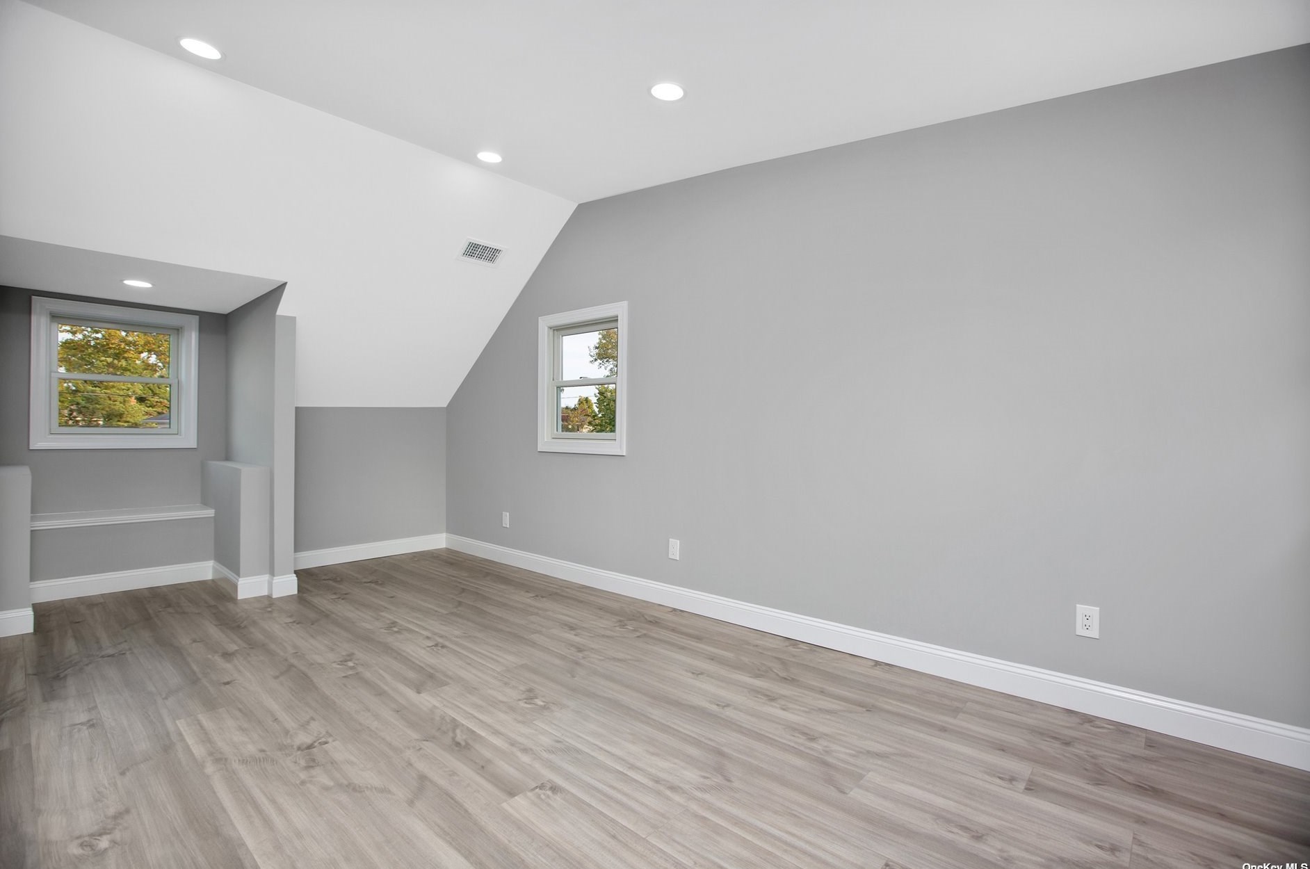 27 Larry Dr, Commack NY 11725-3327 exterior