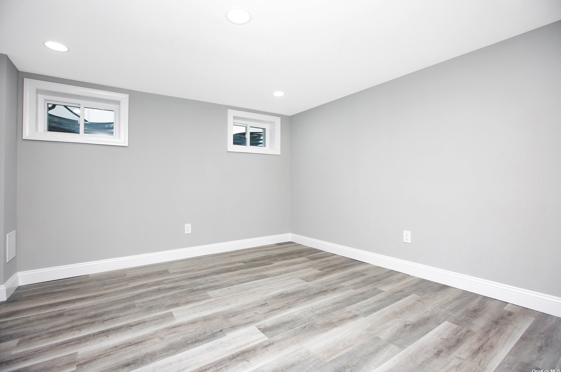 27 Larry Dr, Commack NY 11725-3327 exterior