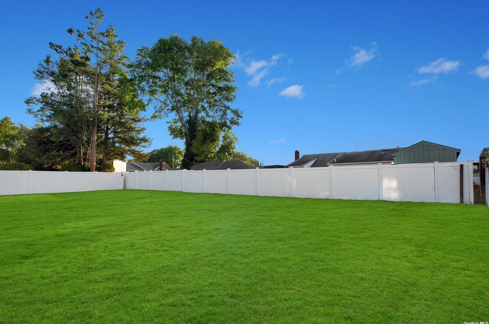 27 Larry Dr, Commack NY 11725-3327 exterior