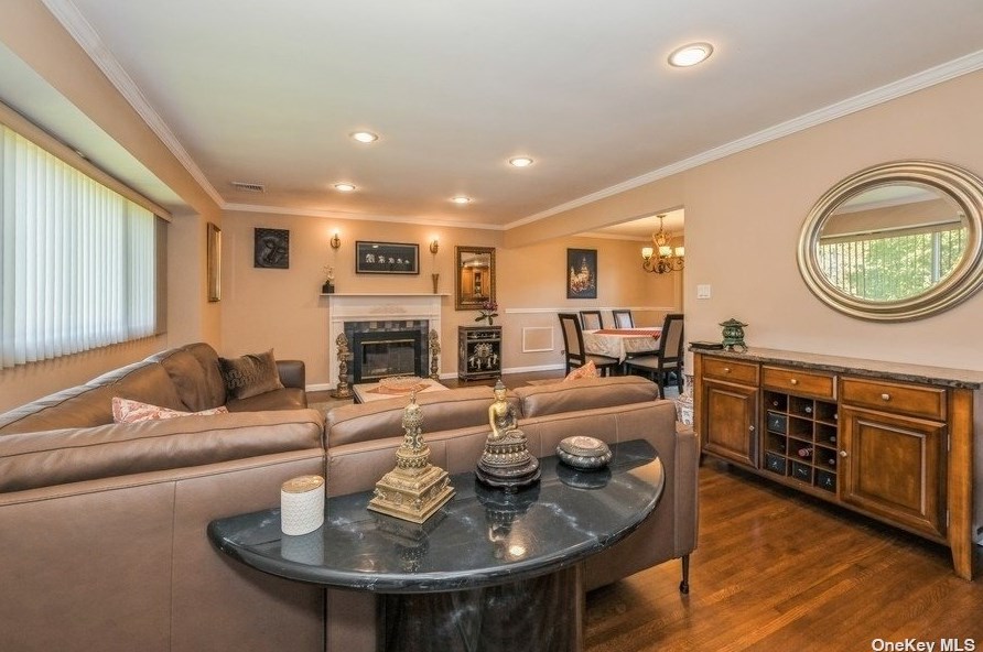 41 Eaton Rd, Syosset NY  11791-6512 exterior