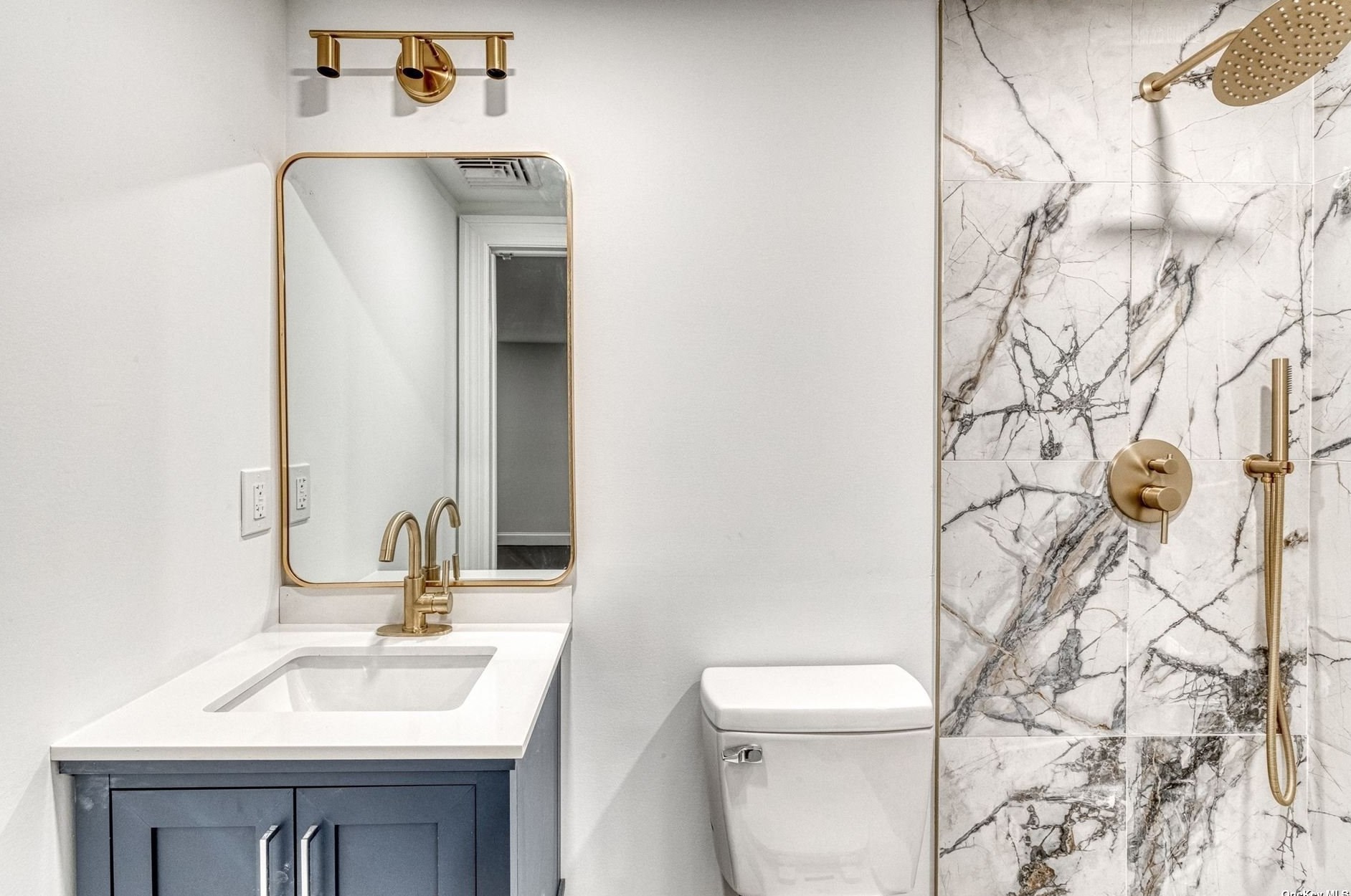 44 Vineyard Rd, Hunt NY 11743-1257 exterior