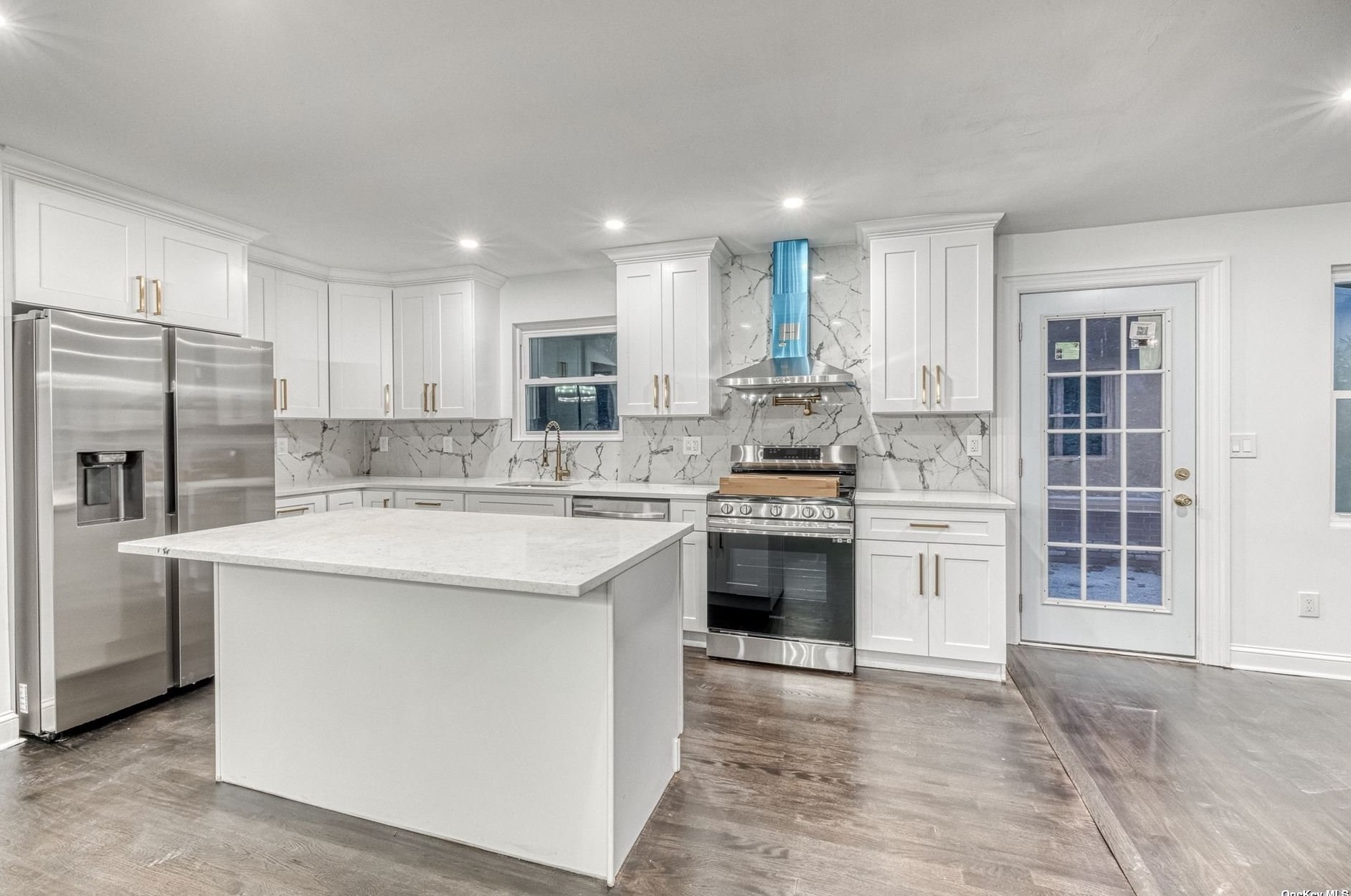 44 Vineyard Rd, Hunt NY 11743-1257 exterior