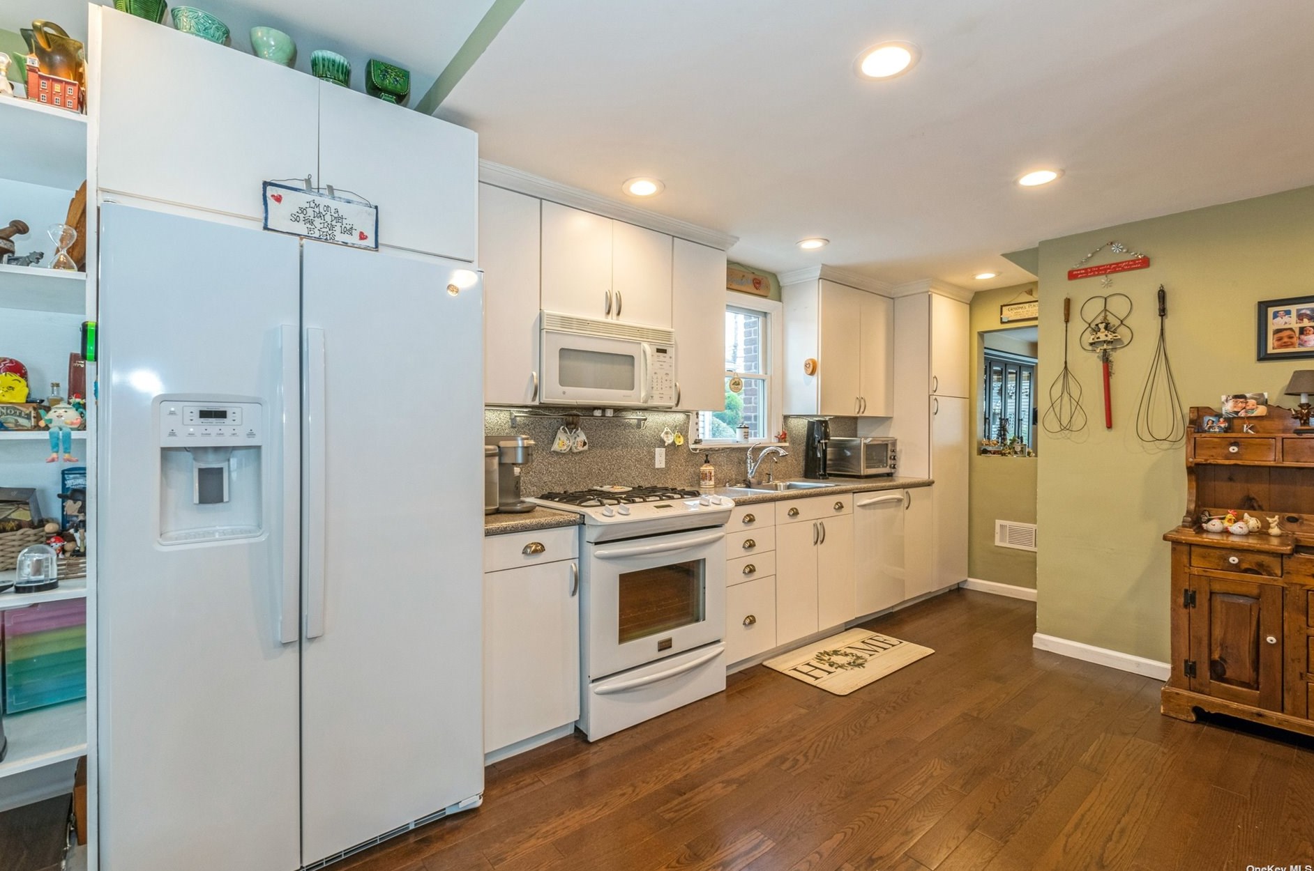 20 Avalon Rd, Hewlett NY  11557-1401 exterior