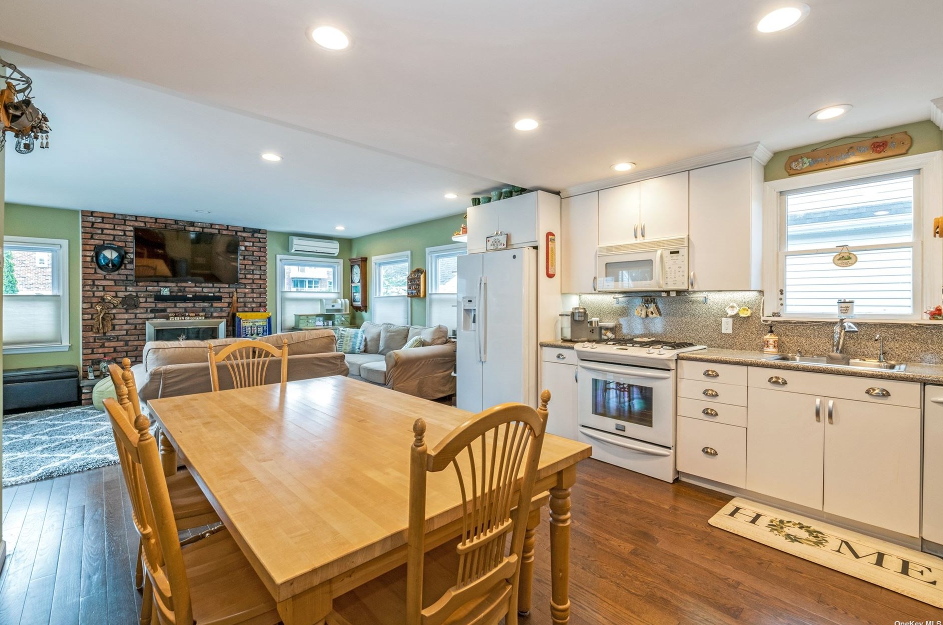 20 Avalon Rd, Hewlett NY  11557-1402 exterior