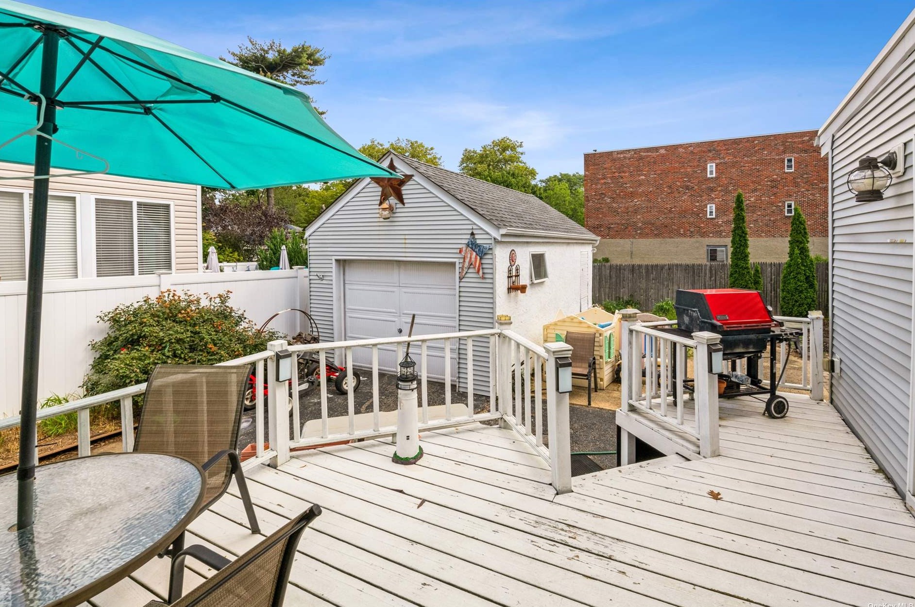 20 Avalon Rd, Hewlett NY  11557-1401 exterior