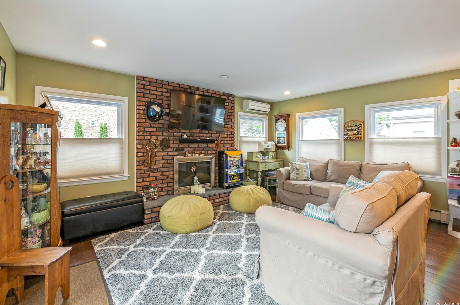 20 Avalon Rd, Hewlett NY  11557-1401 exterior