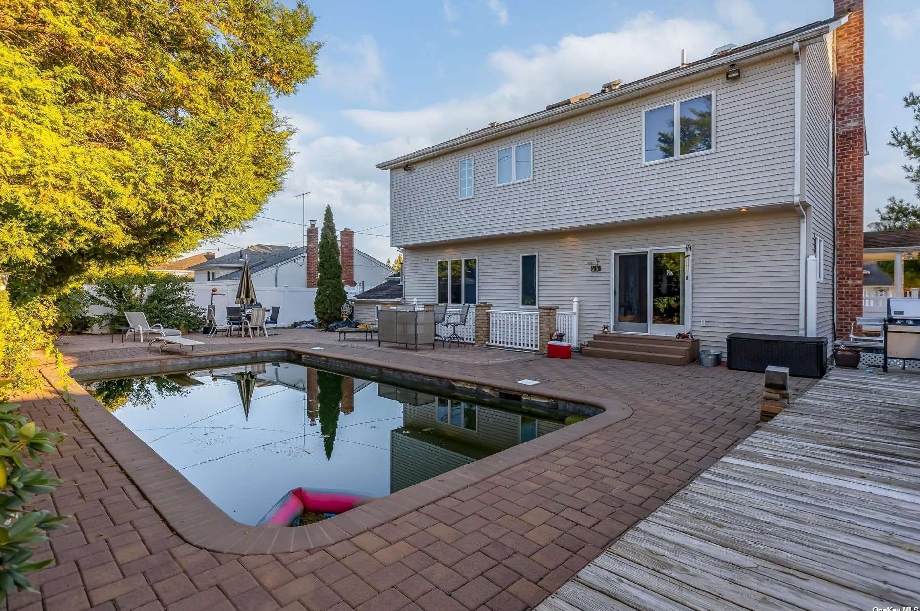 36 Garden Cir, Syosset NY  11791-4803 exterior