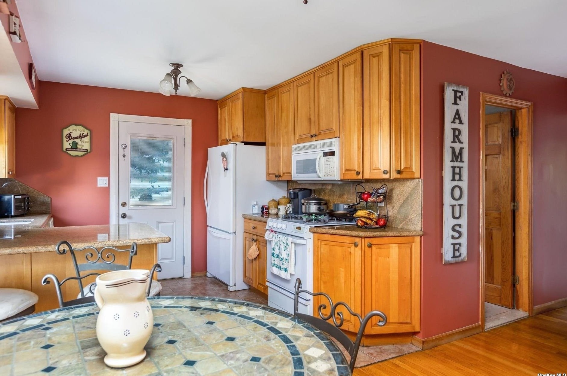 36 Garden Cir, Syosset NY  11791-4803 exterior