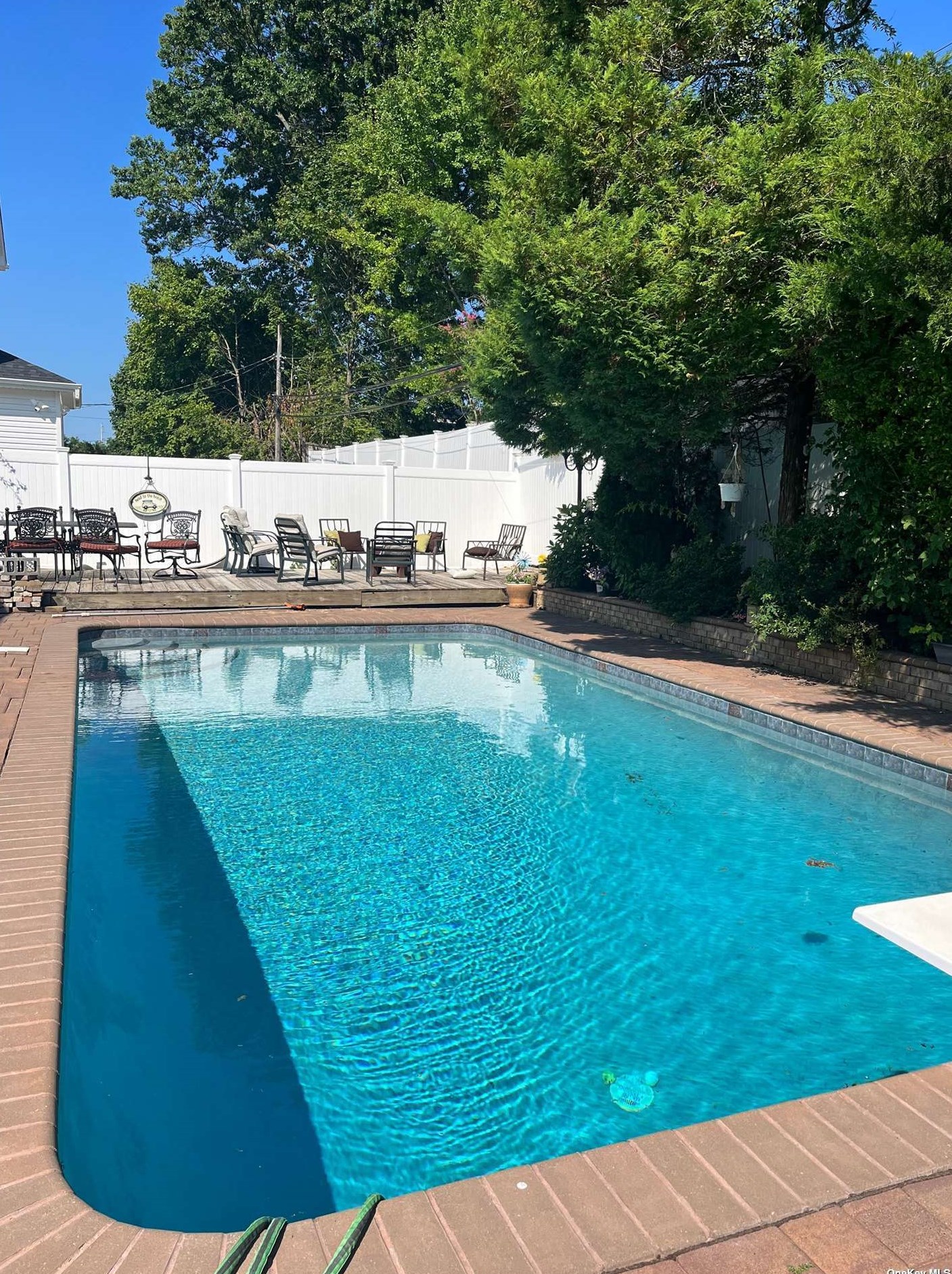 36 Garden Cir, Syosset NY  11791-4803 exterior