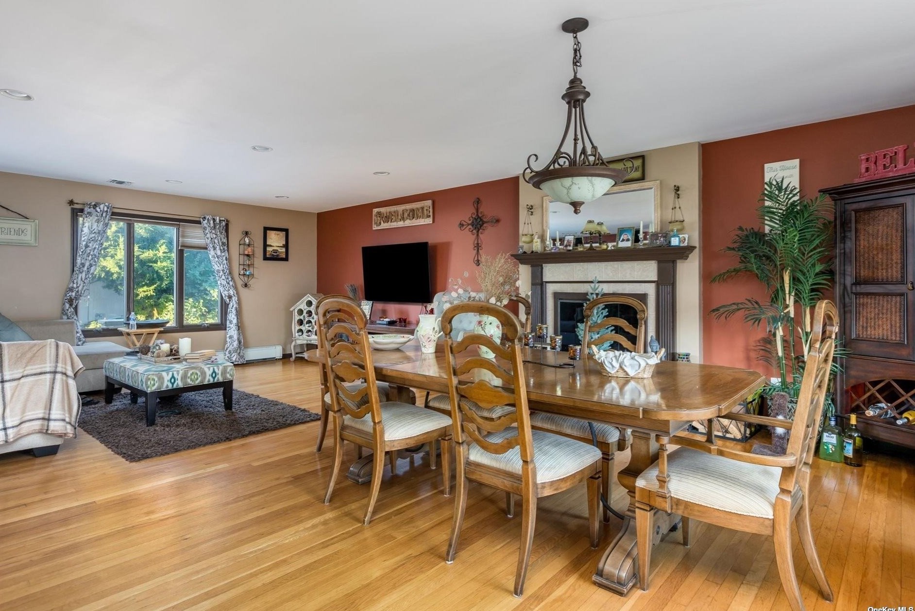 36 Garden Cir, Syosset NY  11791-4803 exterior