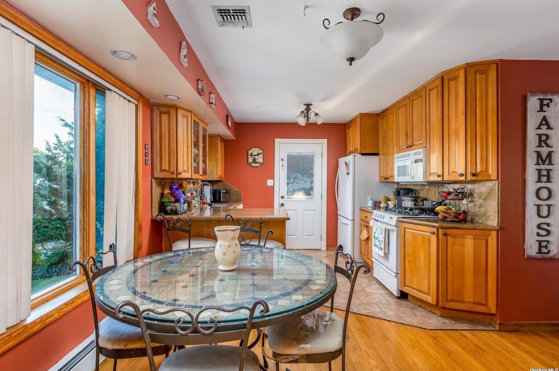 36 Garden Cir, Syosset NY  11791-4803 exterior