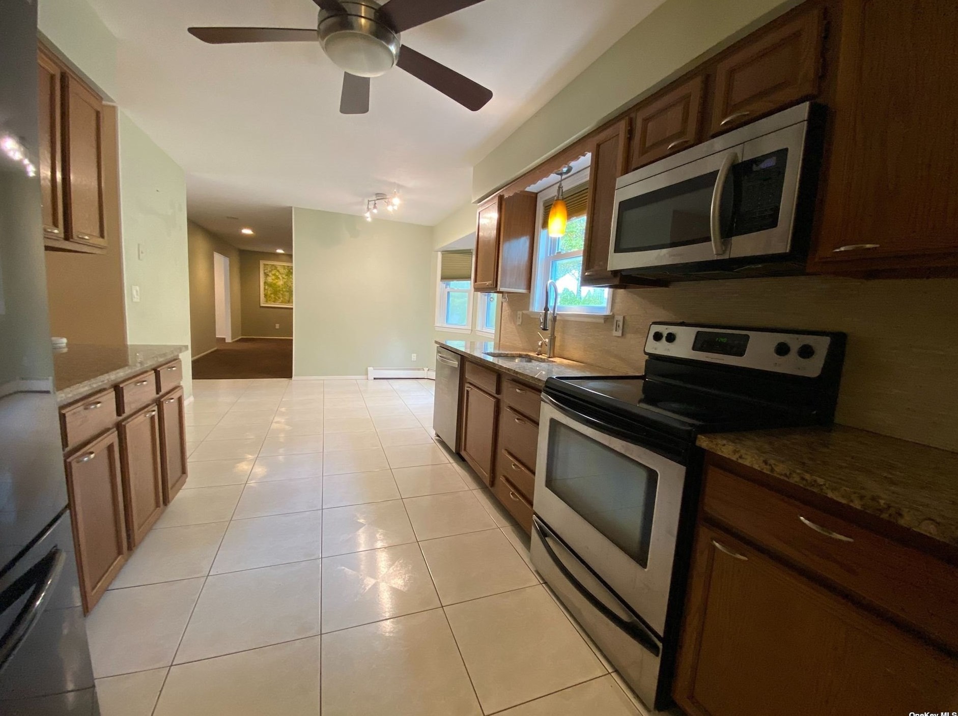21 Mike Ln, Smithtown NY  11787-2326 exterior