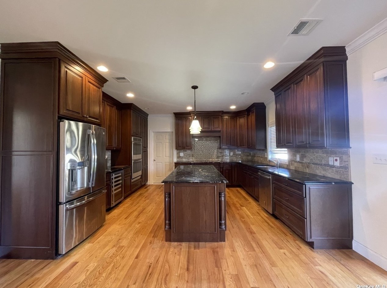 30 Preston Ln, Syosset NY  11791-4708 exterior