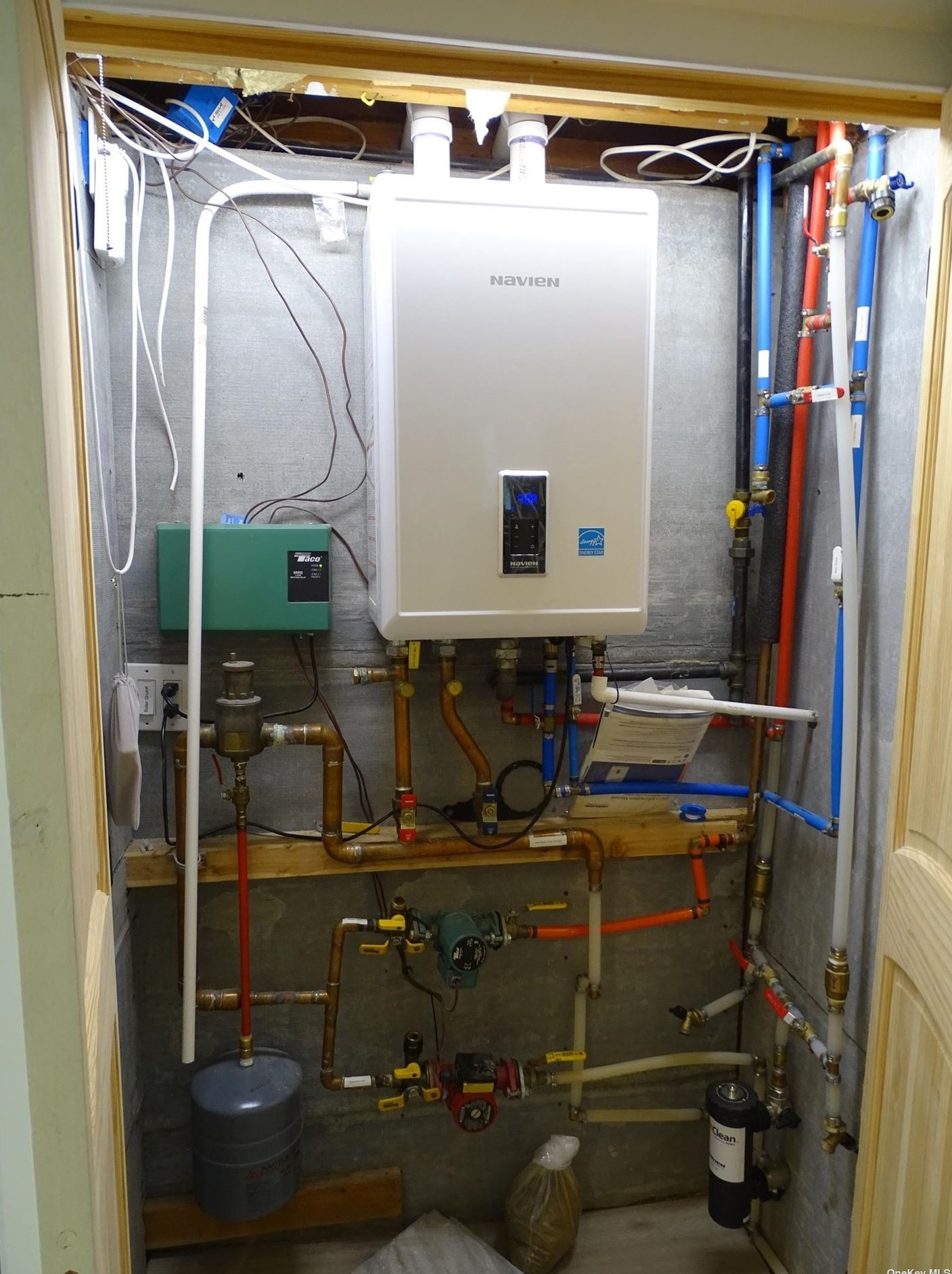 7 Custom Ln, Prt Jefferson Station NY  11776-2709 exterior