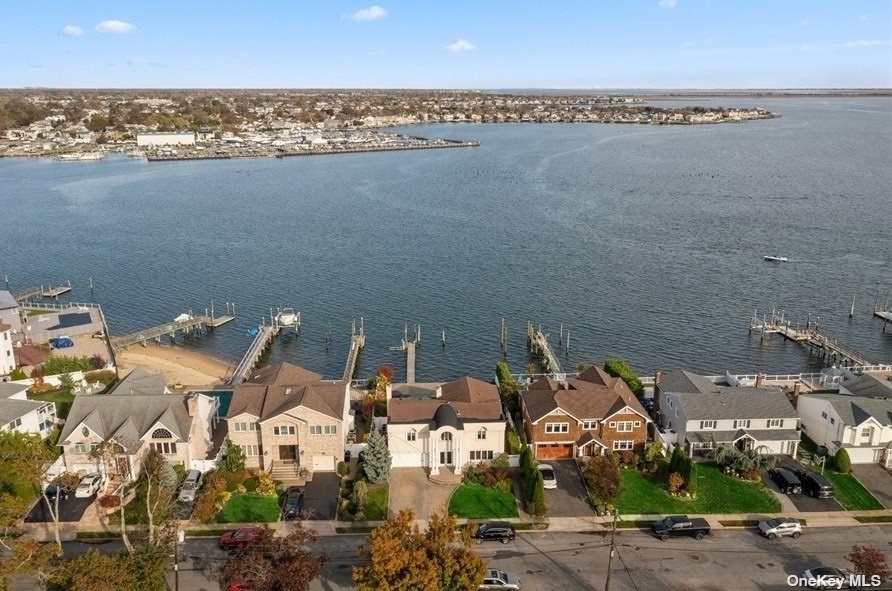 3059 Shore Dr, North Merrick NY  11566-5204 exterior