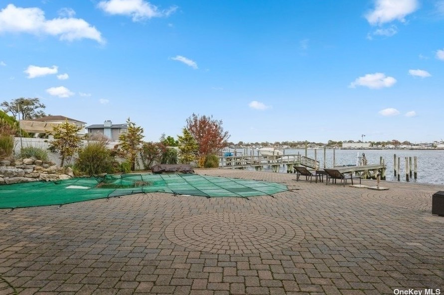 3059 Shore Dr, North Merrick NY  11566-5204 exterior