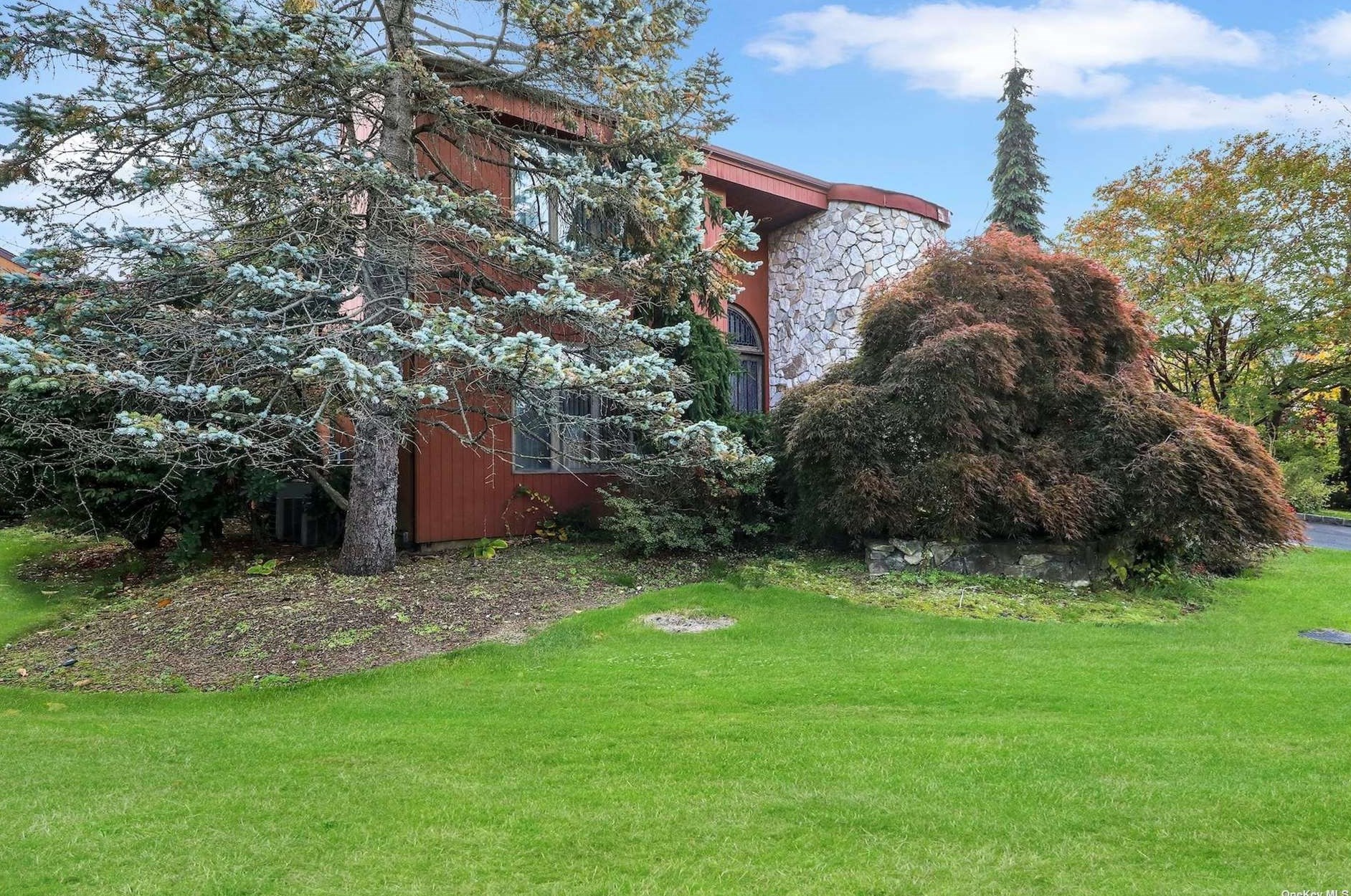 24 Princeton Dr, Syosset NY  11791-6743 exterior