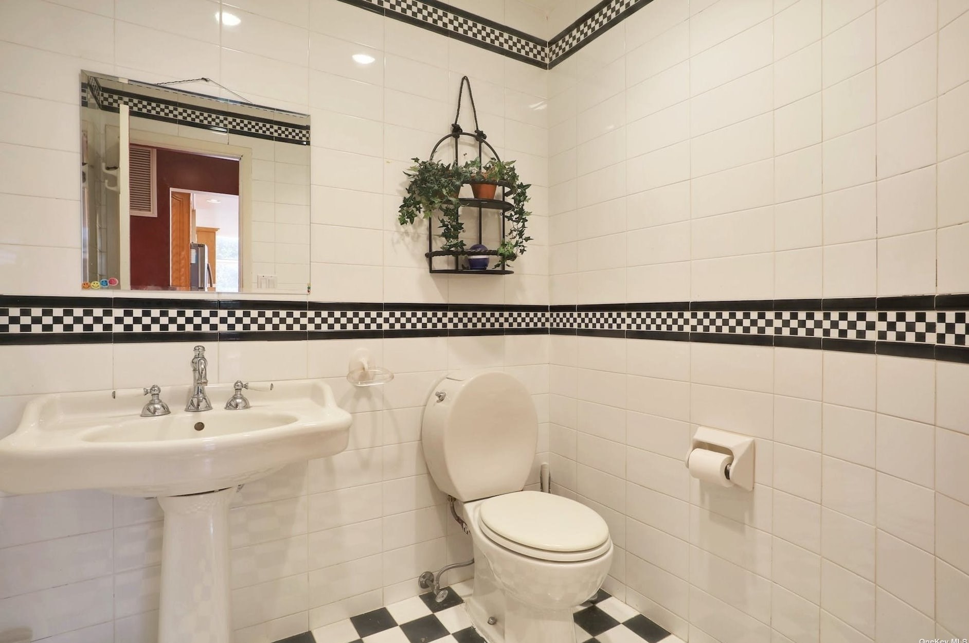 24 Princeton Dr, Syosset NY  11791-6743 exterior