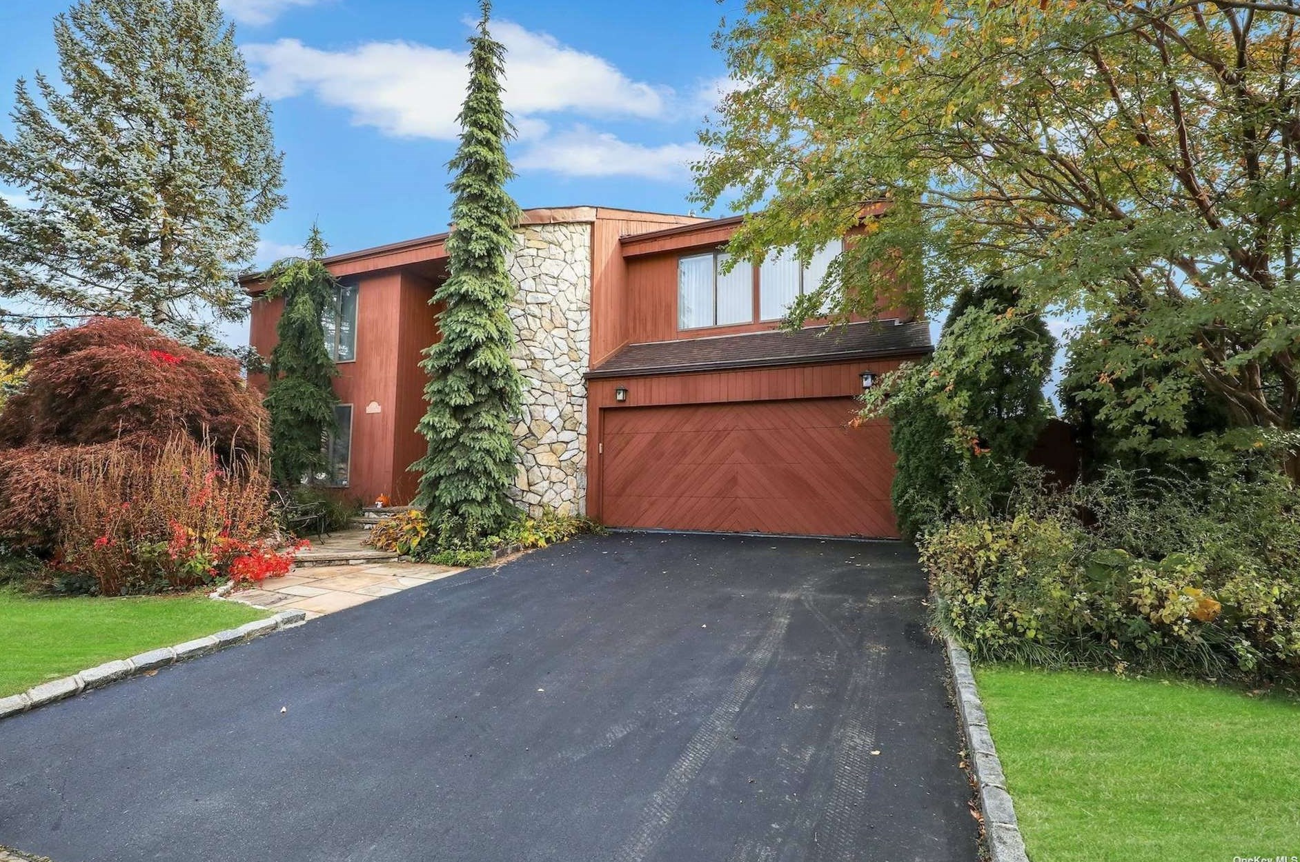 24 Princeton Dr, Syosset NY  11791-6743 exterior