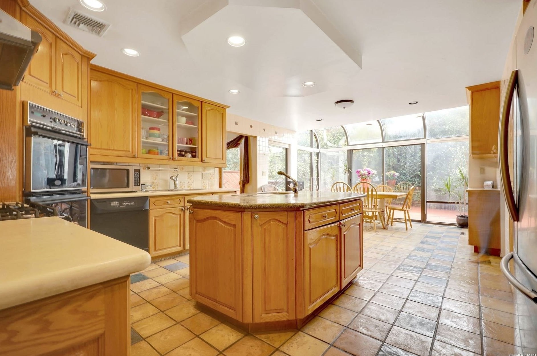 24 Princeton Dr, Syosset NY  11791-6743 exterior