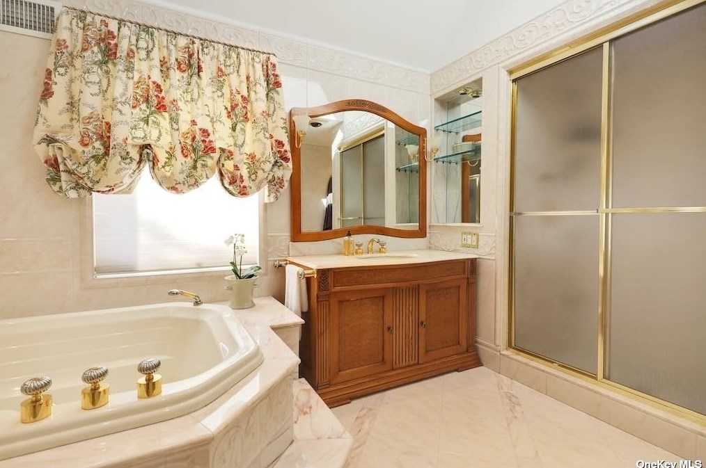 272 Chapel Rd, North Hills NY  11030-3726 exterior