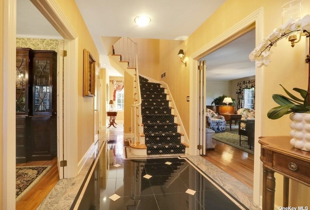 272 Chapel Rd, North Hills NY  11030-3726 exterior