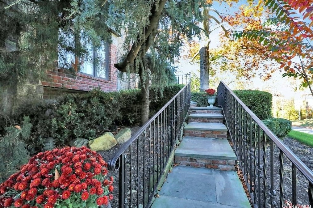 272 Chapel Rd, North Hills NY  11030-3726 exterior
