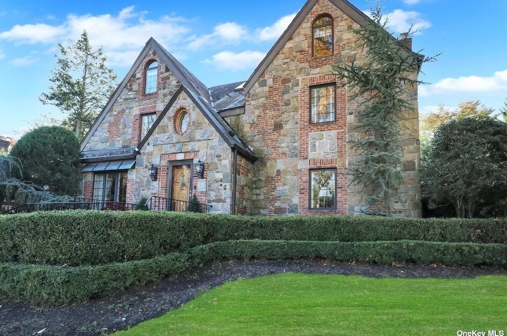 272 Chapel Rd, North Hills NY  11030-3726 exterior