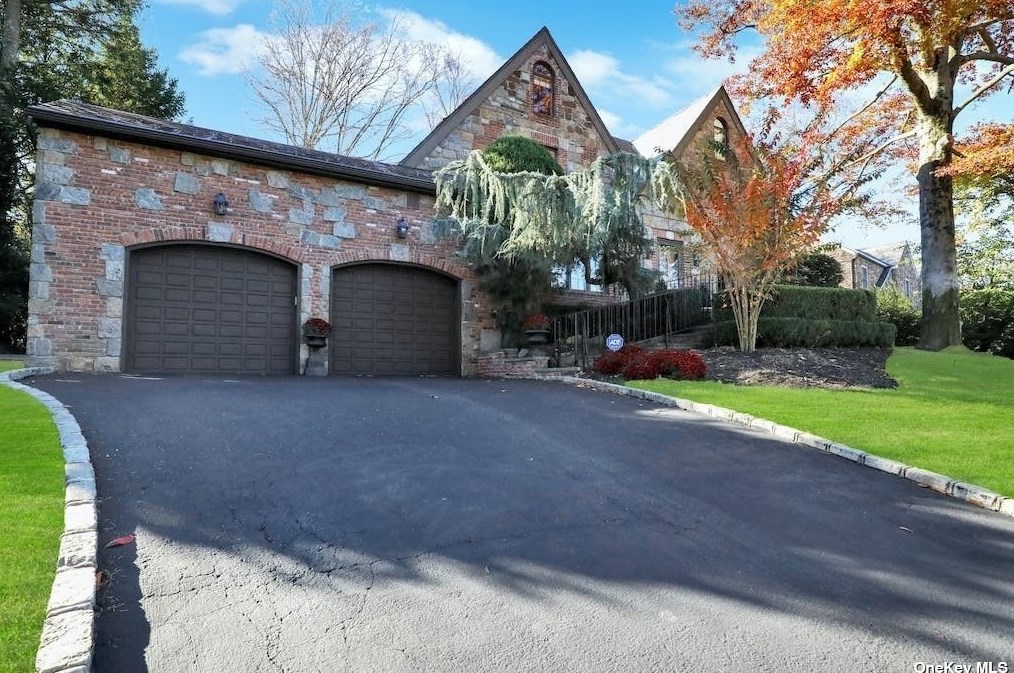 272 Chapel Rd, North Hills NY  11030-3726 exterior