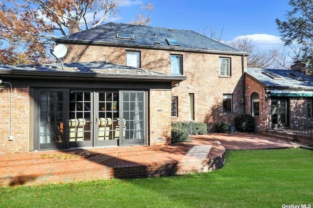 272 Chapel Rd, North Hills NY  11030-3726 exterior