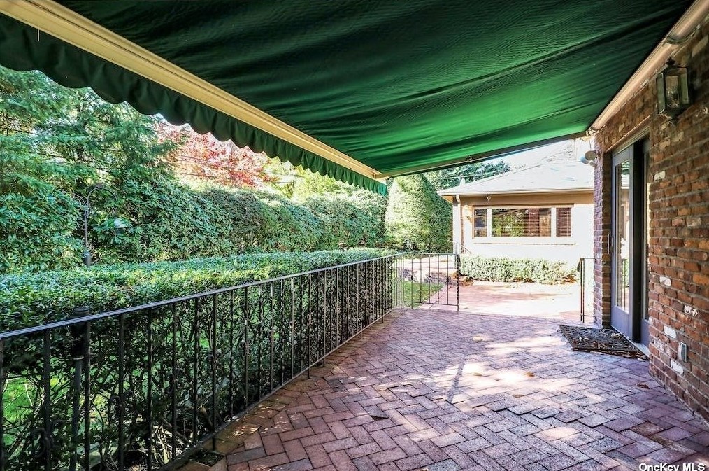 272 Chapel Rd, North Hills NY  11030-3726 exterior