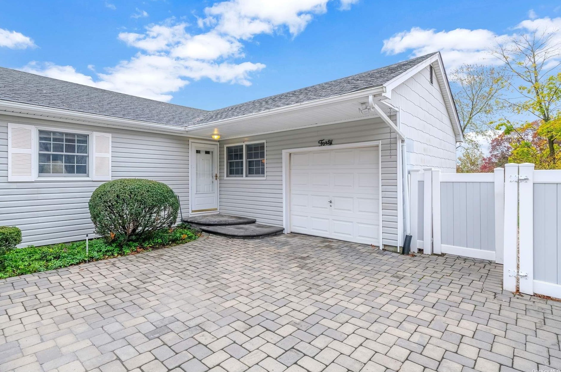 40 Calvert Ave, Hauppauge NY 11779-5917 exterior