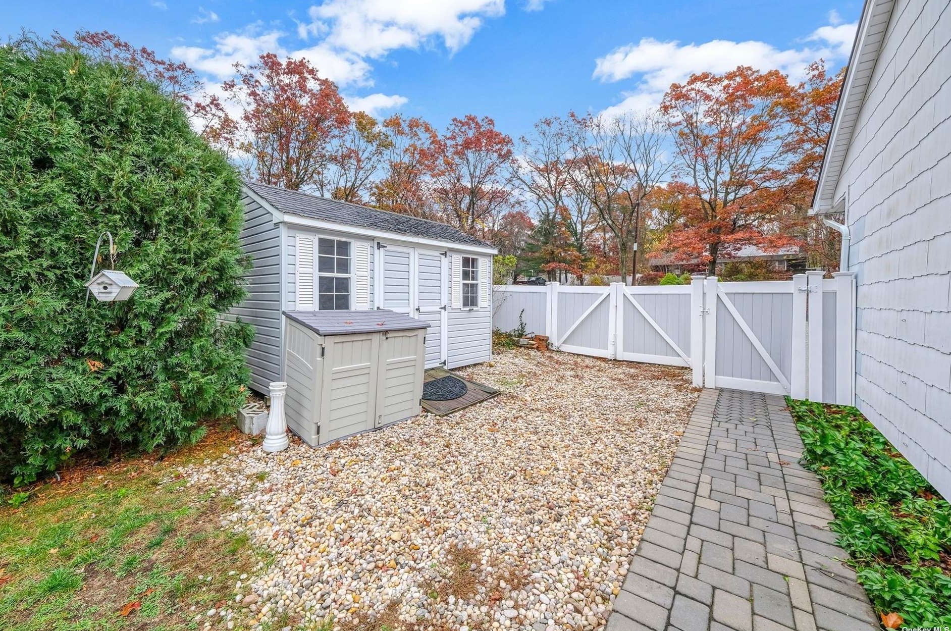 40 Calvert Ave, Hauppauge NY 11779-5917 exterior