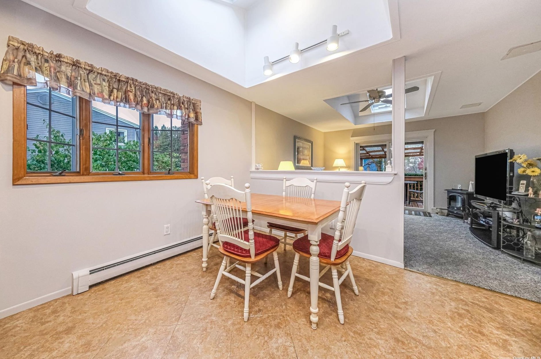 40 Calvert Ave, Hauppauge NY 11779-5917 exterior