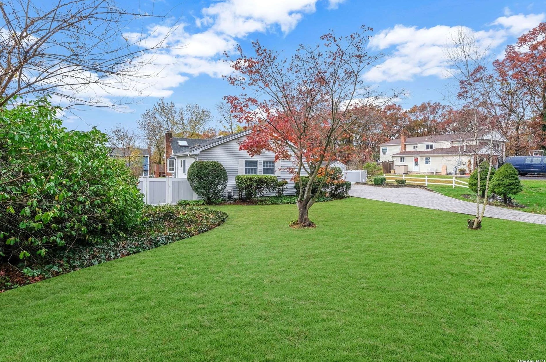 40 Calvert Ave, Hauppauge NY 11779-5917 exterior