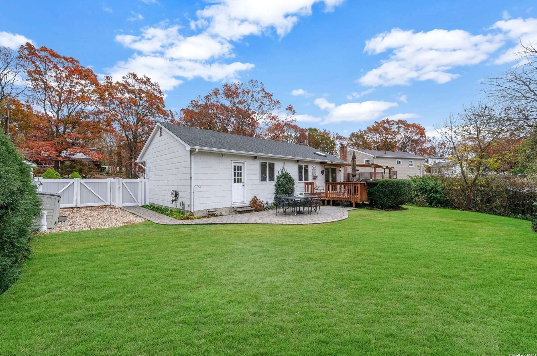 40 Calvert Ave, Hauppauge NY 11779-5917 exterior