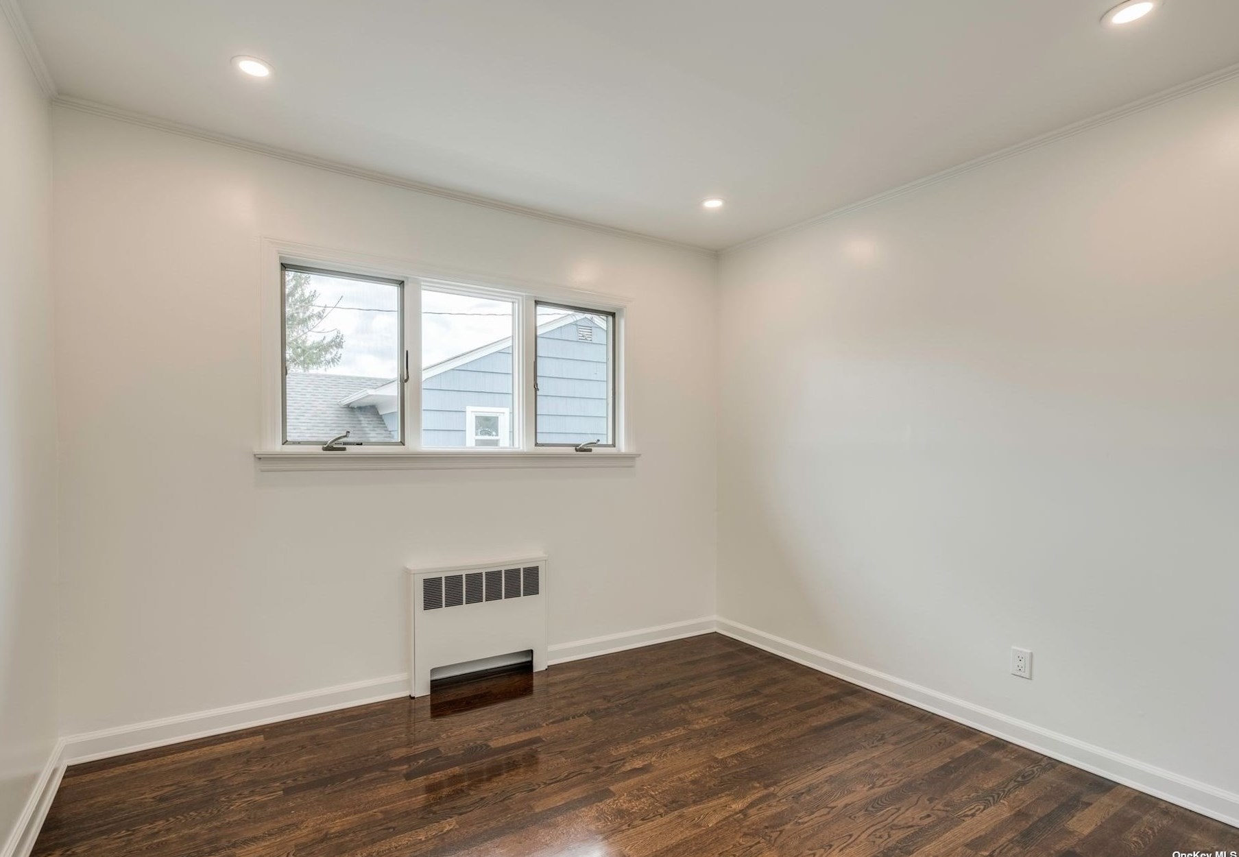 3 Driftwood Dr, Glen Cove NY  11542-1607 exterior