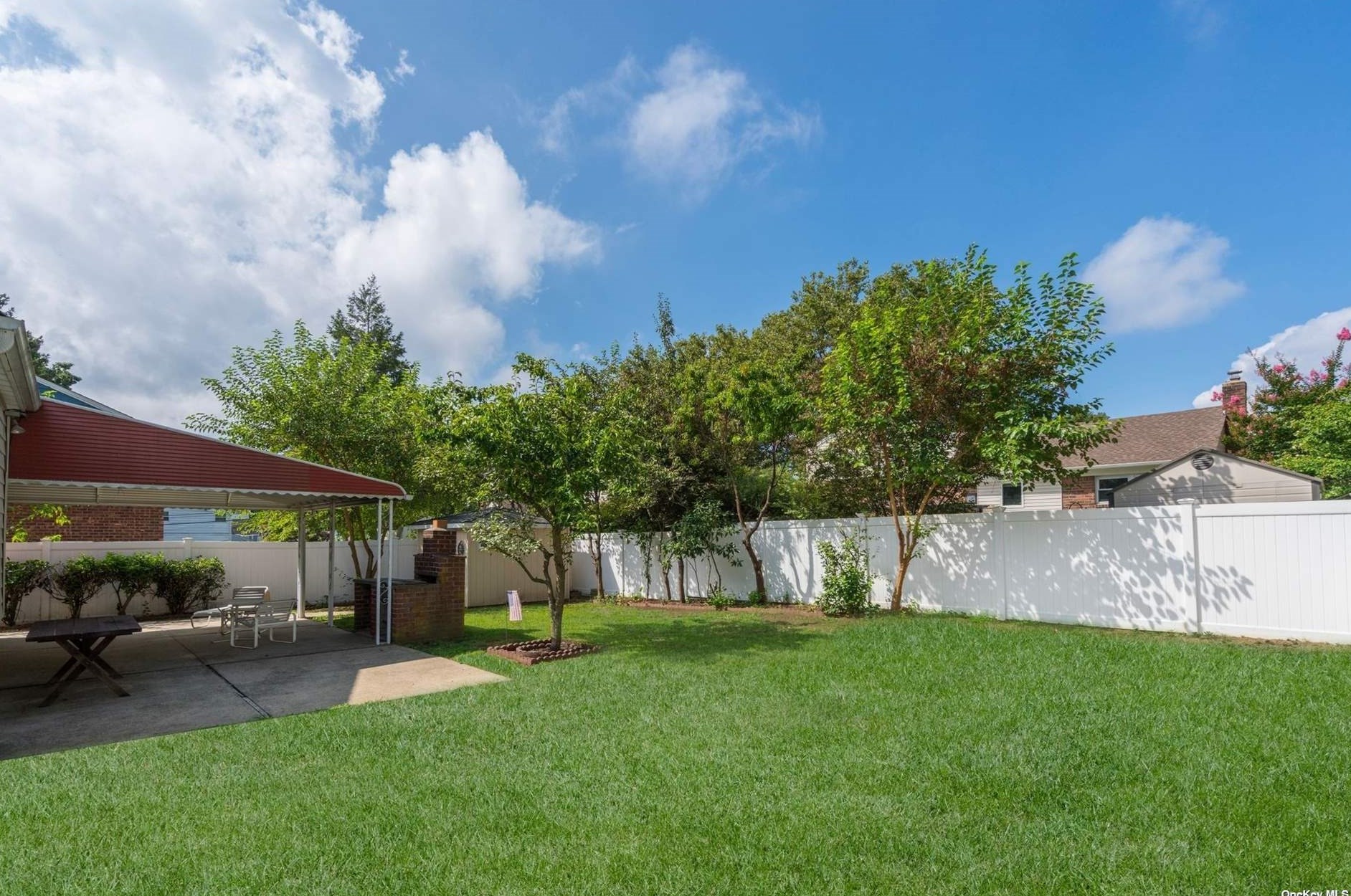 3 Driftwood Dr, Glen Cove NY  11542-1607 exterior